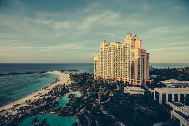bahamy pobřeží s hotelem