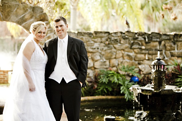 nevěsta a ženich u fontány.jpg