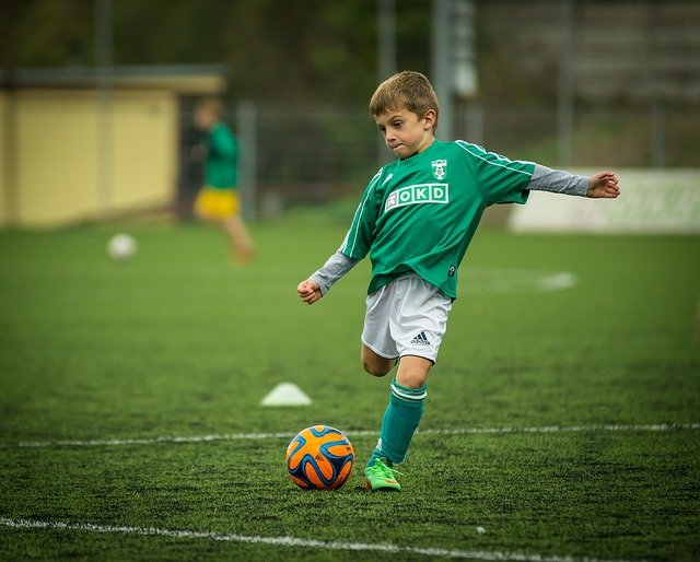 kluk hrající fotbal
